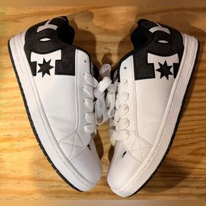 DC Court Graffik SE, Size 14, No Box